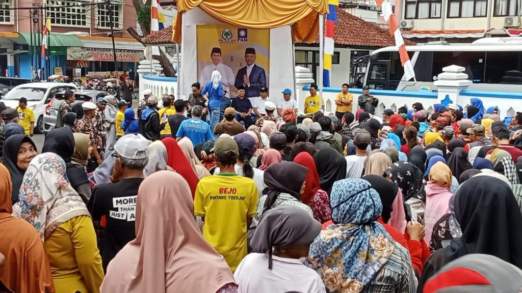 Yusuf-Hendro Sapa Warga dan Bagikan Ratusan Paket Sembako di Taman Kota Tasikmalaya