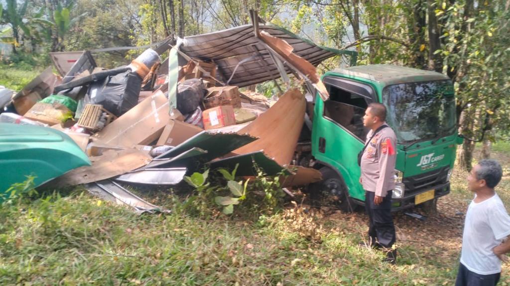 Truk Bermuatan Paket Terjun ke Jurang di Jalur Gentong Tasikmalaya