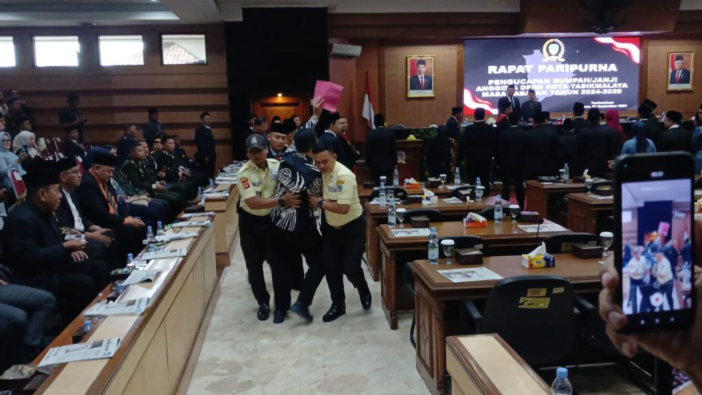 Ketua KAMMI Diamankan Petugas Saat Pelantikan DPRD Kota Tasikmalaya
