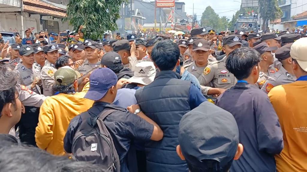 Aksi Unjuk Rasa dari Mahasiswa Warnai Pelantikan DPRD Kota Tasikmalaya 2024-2029