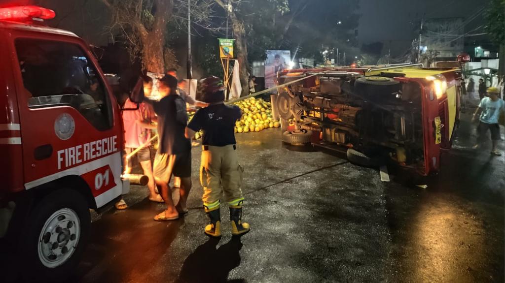 Truk Terguling Sebabkan Tumpahan Solar dan Oli di Jalan Juanda, Damkar Tasikmalaya Lakukan Penanganan