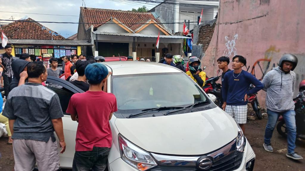 Pelajar Bawa Mobil Tabrak Enam Kendaraan, Berhasil Dihadang Warga Setelah Kehabisan Bensin di Tasikmalaya