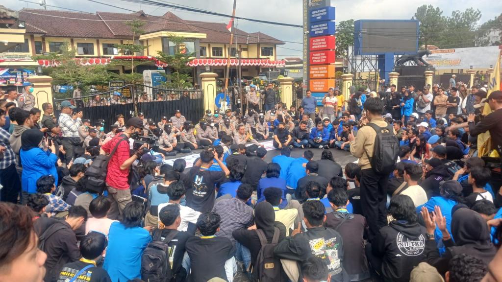 Ratusan Massa PMII se-Priangan Timur Geruduk Mapolres Tasikmalaya Kota