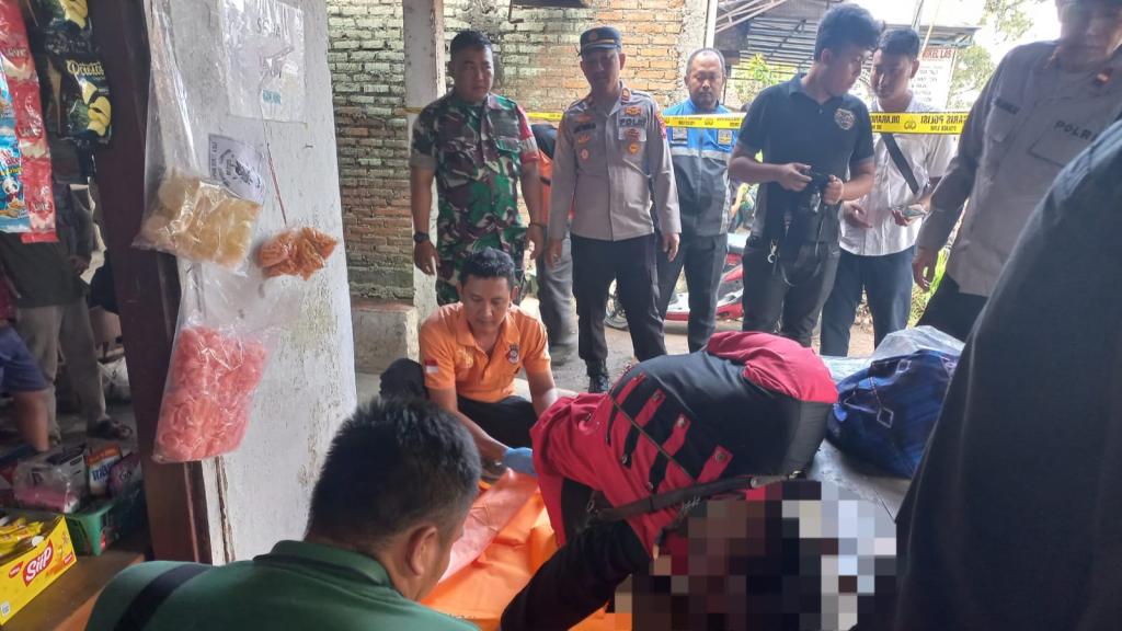 Pria Berkostum Mirip Badut Ditemukan Meninggal di Warung Kelapa Muda Cipawitra Tasikmalaya