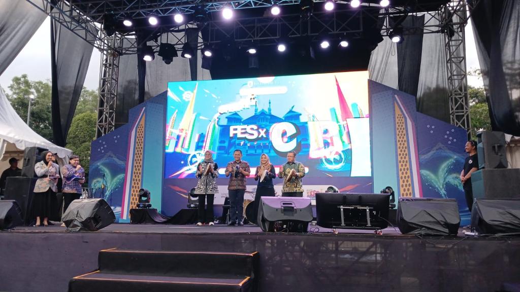 Cheka Resmikan Fes x CBP Rupiah Funtastic 2024 di Alun-alun Dadaha Tasikmalaya