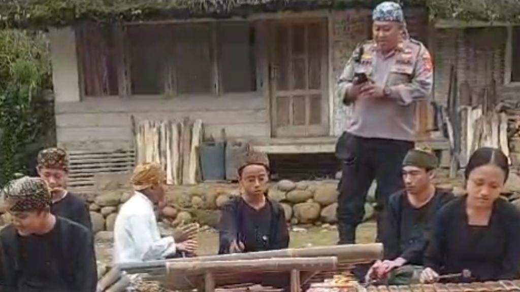 Kapolsek Puspahiang Tasikmalaya Berbaur dengan Warga, Nyanyi Bersama Demi Jaga Kamtibmas Jelang Pilkada 2024