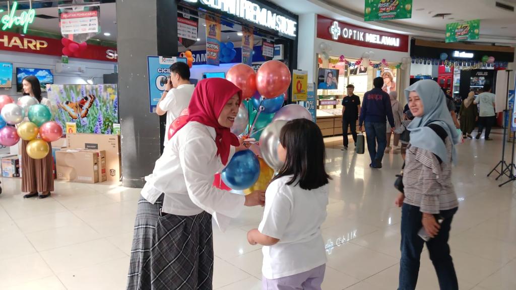Rayakan HUT Ke-17, Plaza Asia Bagikan Balon dan Ciptakan Kebahagiaan bagi Pengunjung