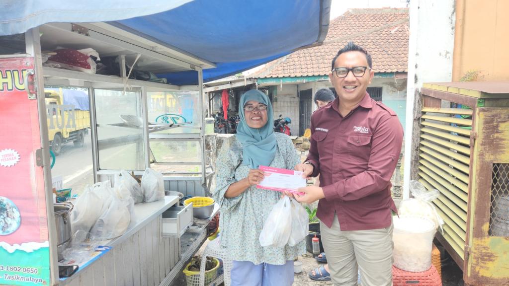 Plaza Asia Rayakan HUT ke-17 dengan Bagikan Sembako dan Borong 17 Warung Nasi