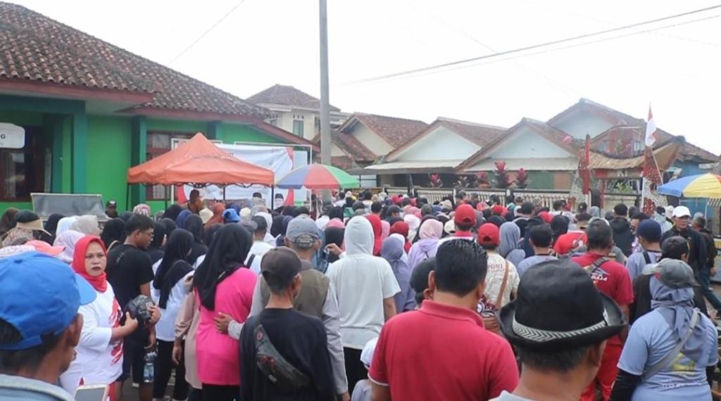 Ribuan Warga Cigalontang Tasikmalaya Meriahkan Sosialisasi Pilkada 2024 dengan Senam dan Jalan Sehat
