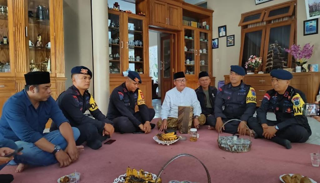 Danyon D Pelopor Sat Brimob Polda Jabar Silaturahmi ke Ponpes Miftahul Khoer Manonjaya