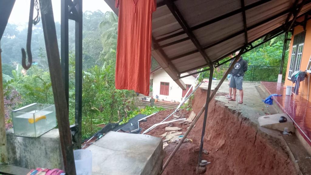Rumah Warga di Cipaku Ciamis Terancam Ambruk Akibat Longsor