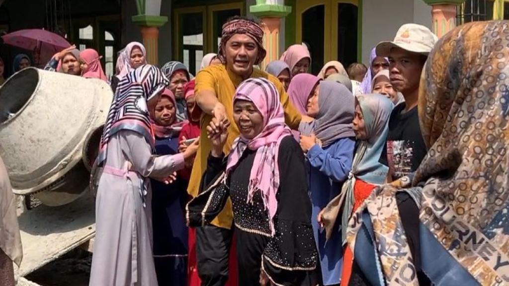 Diky Chandra Dikerubuti Emak-emak saat Peletakan Batu Pertama Renovasi Masjid di Cibeureum