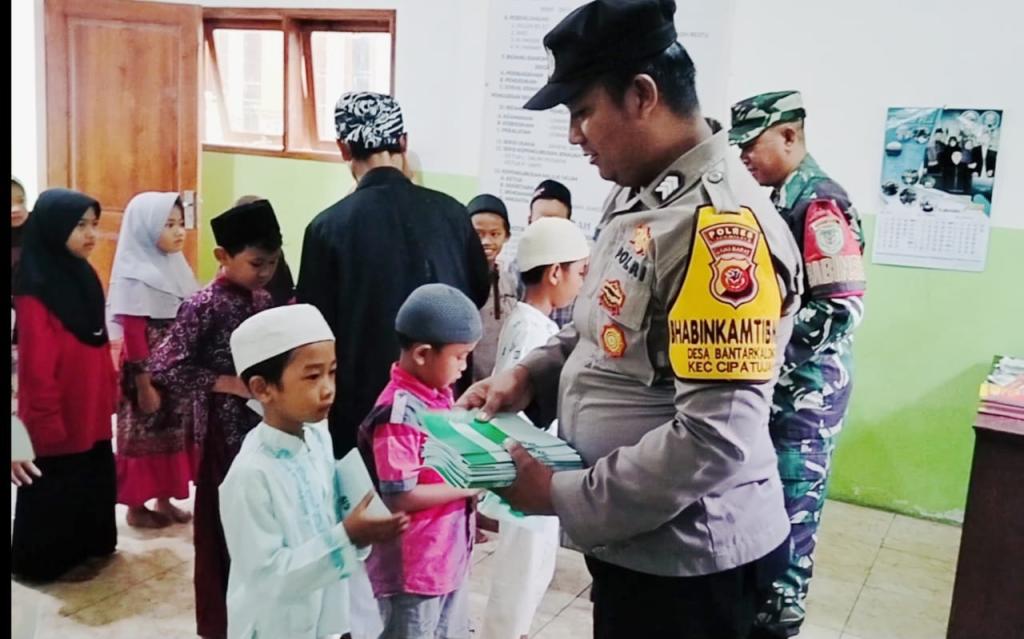 Bhabinkamtibmas Polsek Cipatujah Bagikan Alquran dan Kitab ke Pesantren di Desa Binaan
