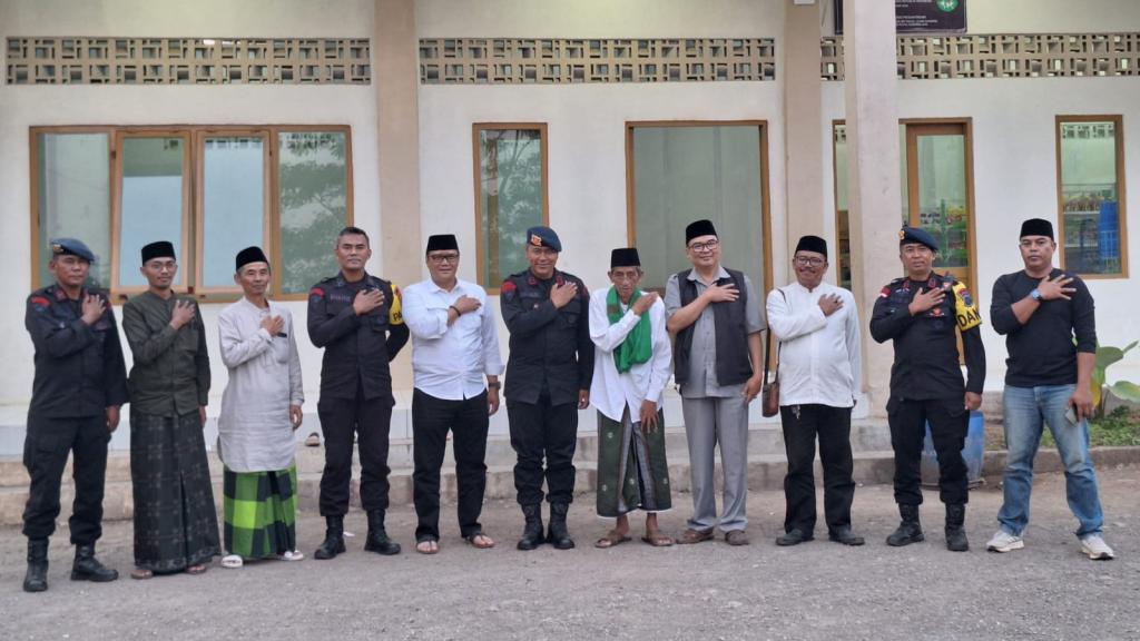 Plt. Danyon D Pelopor Sat Brimob Polda Jawa Barat Silaturahmi ke Ponpes Miftahul Ulum Gandok Tasikmalaya
