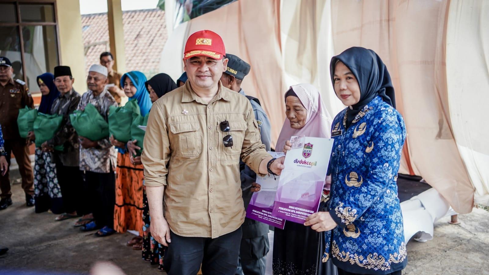 Disdukcapil Ciamis Serahkan 270 Dokumen Kependudukan di Desa Lumbungsari