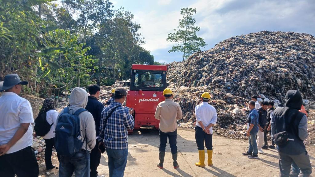 Pemkot Tasikmalaya Terima Bantuan Bulldozer dari bjb untuk Optimalkan Pengelolaan Sampah di TPA