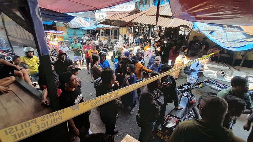 Warga Berbondong-bondong Datangi Lokasi Olah TKP Kasus Mayat Dalam Karung di Pasar Cikurubuk Tasikmalaya