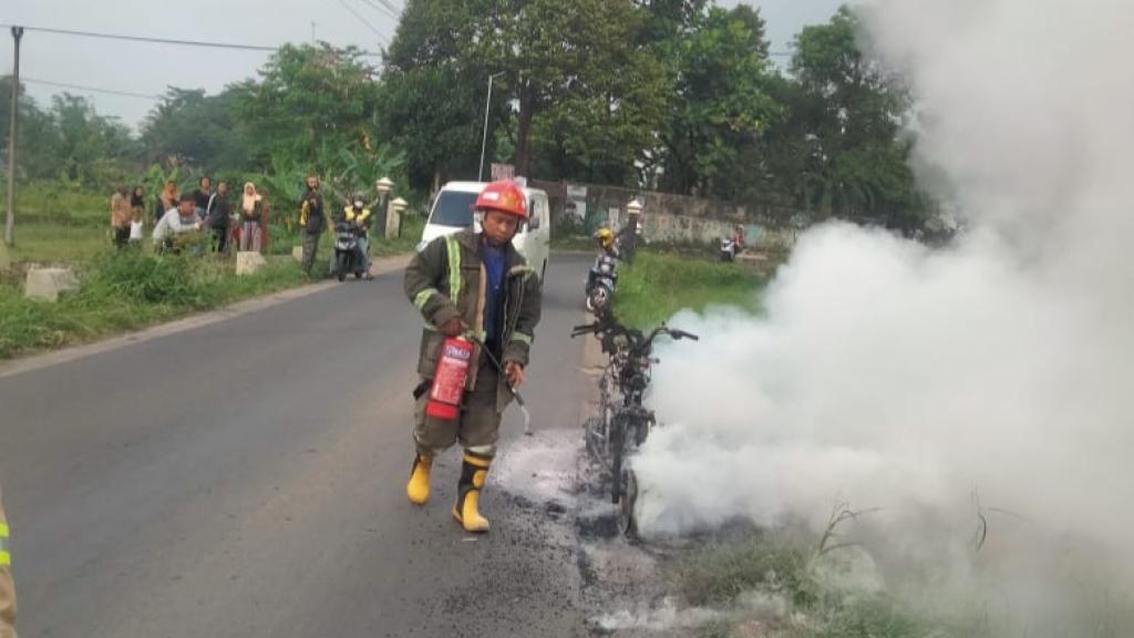 Sepeda Motor Terbakar di Jalan Rancabungur, Damkar Kota Tasikmalaya Berhasil Padamkan Api