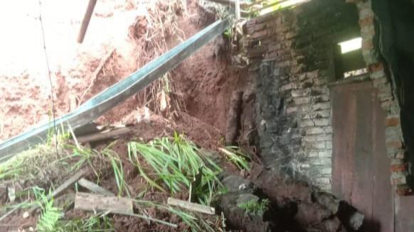 Rumah Warga di Ciamis Dihantam Longsor Tebing