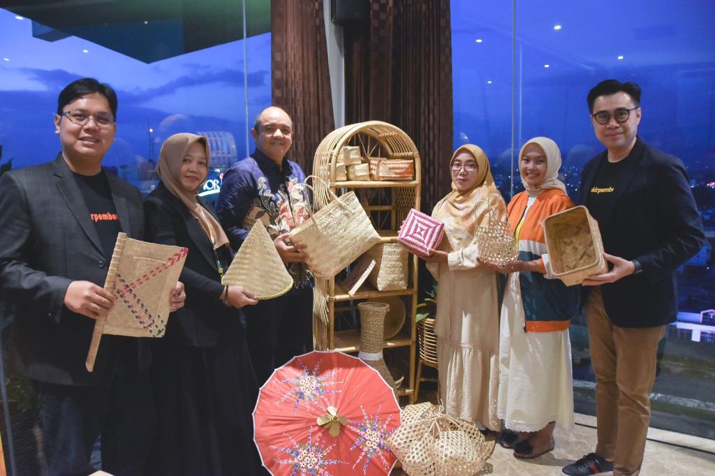 BTPN Syariah Iringi Sukses Rohana: Istri Perangkat Desa Tasikmalaya Jadi Bos Anyaman