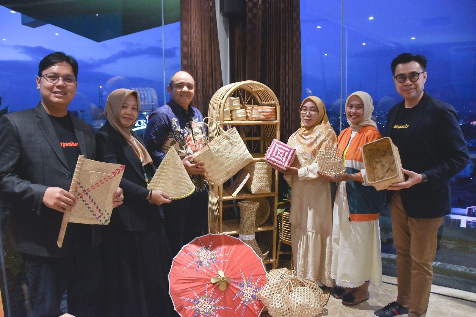 BTPN Syariah Iringi Sukses Rohana: Istri Perangkat Desa Tasikmalaya Jadi Bos Anyaman