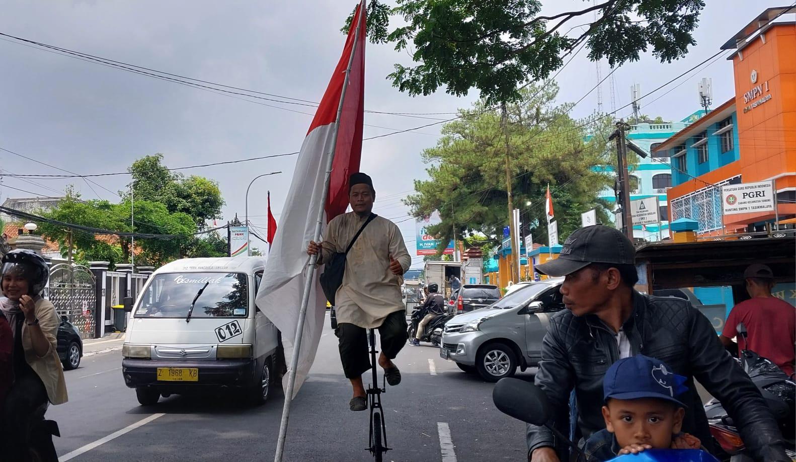 Aksi Santri Tasikmalaya Konvoi Pakai Sepeda Roda Satu Bawa Bendera Jumbo Ramaikan HSN 2024