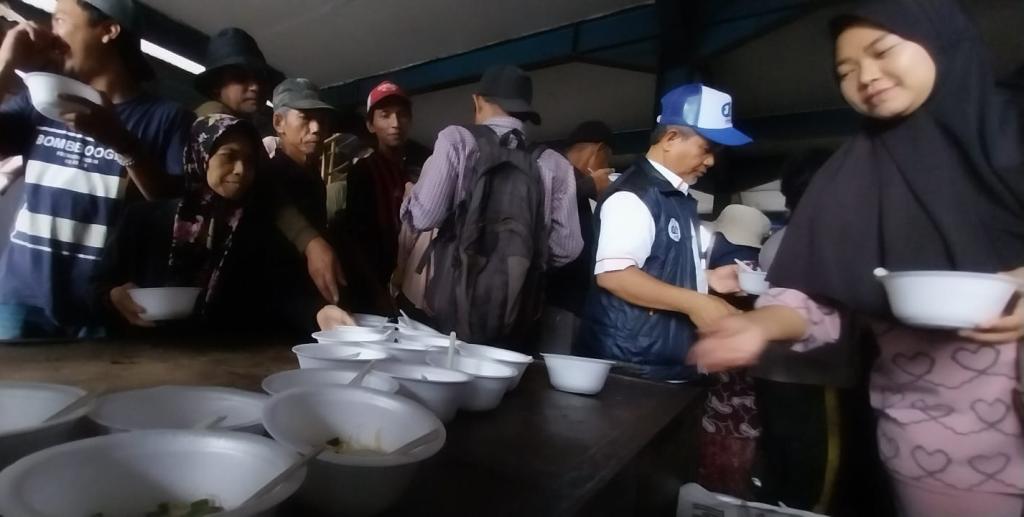 Warga Pasar Cikurubuk Tasikmalaya Serbu Baso Gratis Pembagian Ahmad Syaikhu dan Dede Muharam