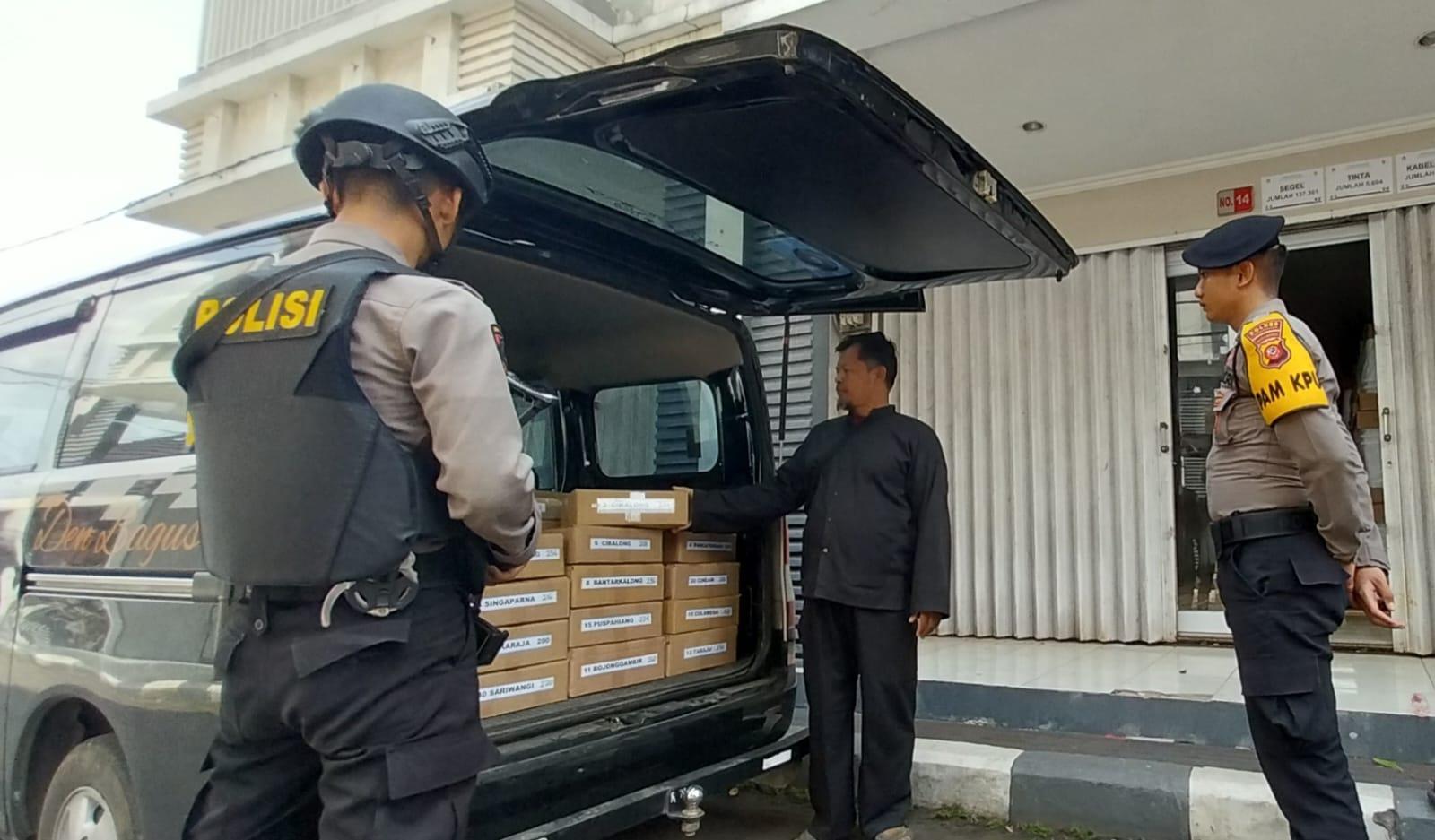 Paku Alat Coblos untuk TPS Kabupaten Tasikmalaya Dikawal Polisi Bersenjata: Ini Aset Negara