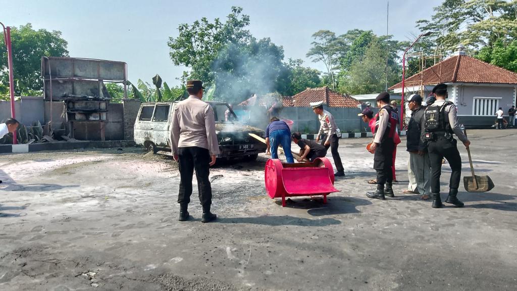 Polisi Lakukan Olah TKP Kebakaran Mobil Kijang di SPBU Eor Tasikmalaya