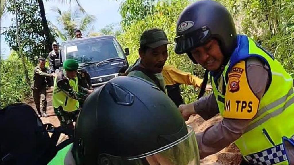 Perjuangan TNI-Polri Distribusikan Logistik Pilkada ke Pelosok Tasikmalaya