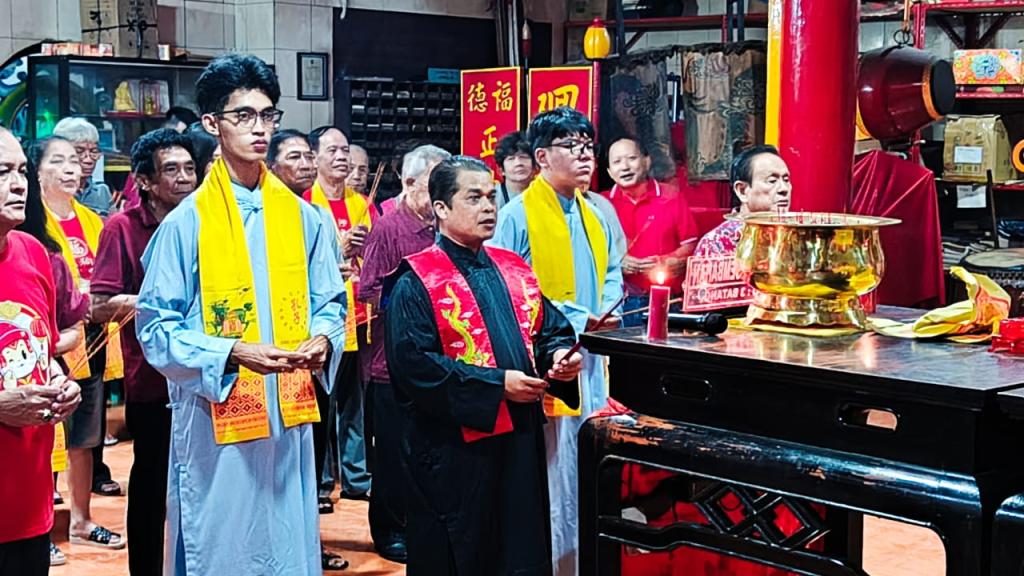 FOTO: Umat Konghucu di Ciamis Laksanakan Sembahyang Tahun Baru Imlek 2576 Kongzili