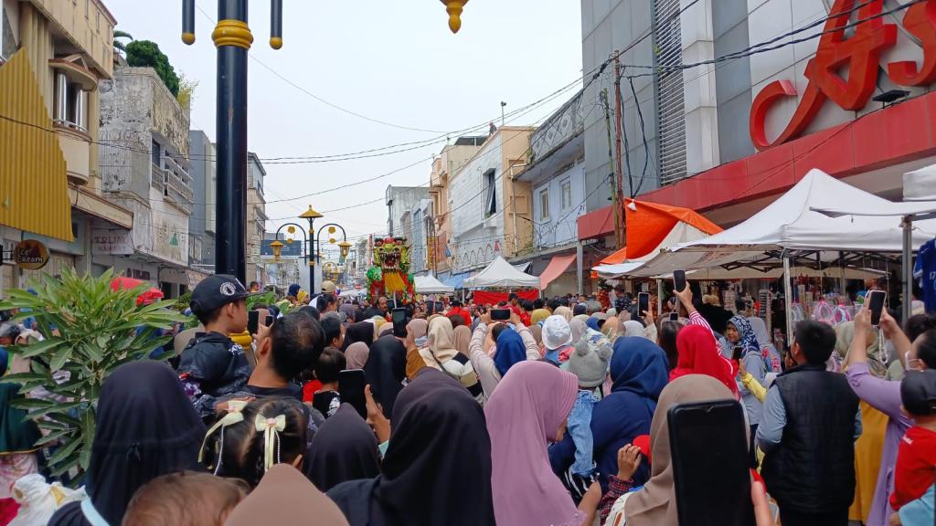 FOTO: Ribuan Warga Antusias Saksikan Atraksi Barongsai dan Liong di Kota Tasikmalaya
