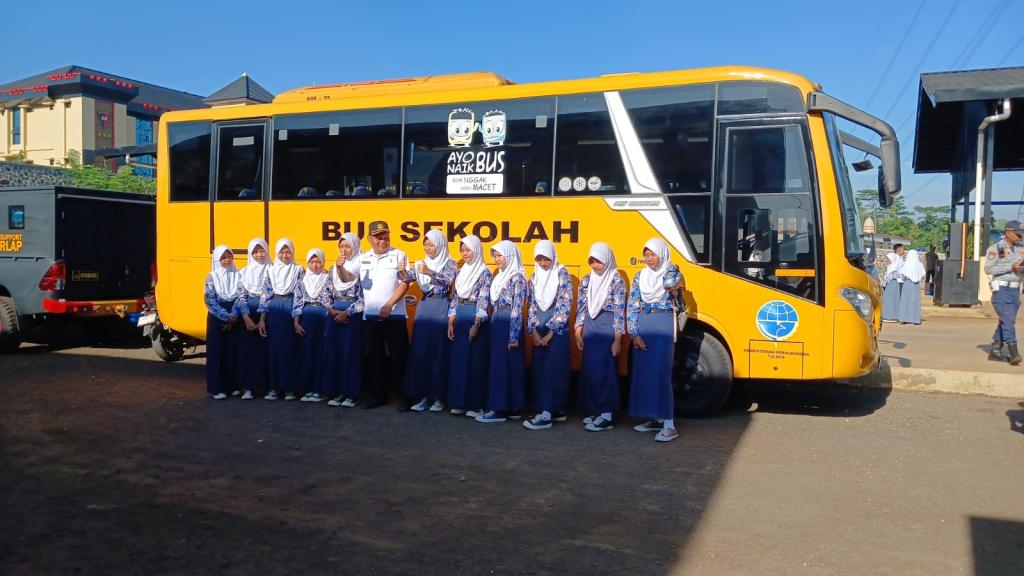 Sekolah di Perbatasan Tasikmalaya Sambut Baik Layanan Bus Sekolah Gratis dari Brimob dan Dishub