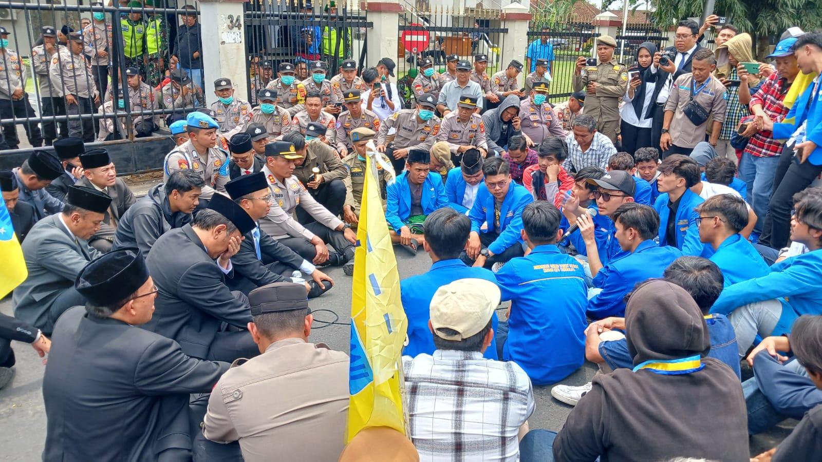 Usai Sertijab, Wali Kota Tasikmalaya Viman-Diky Langsung Dihadang Aksi Demo Mahasiswa