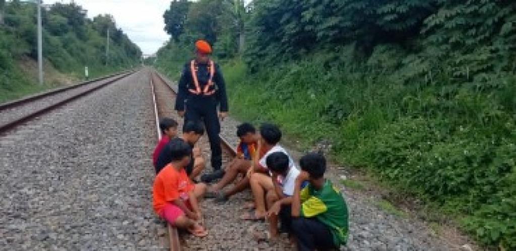 KAI Daop 2 Bandung Imbau Warga Tidak Ngabuburit di Jalur Kereta, Bahaya dan Bisa Kena Sanksi