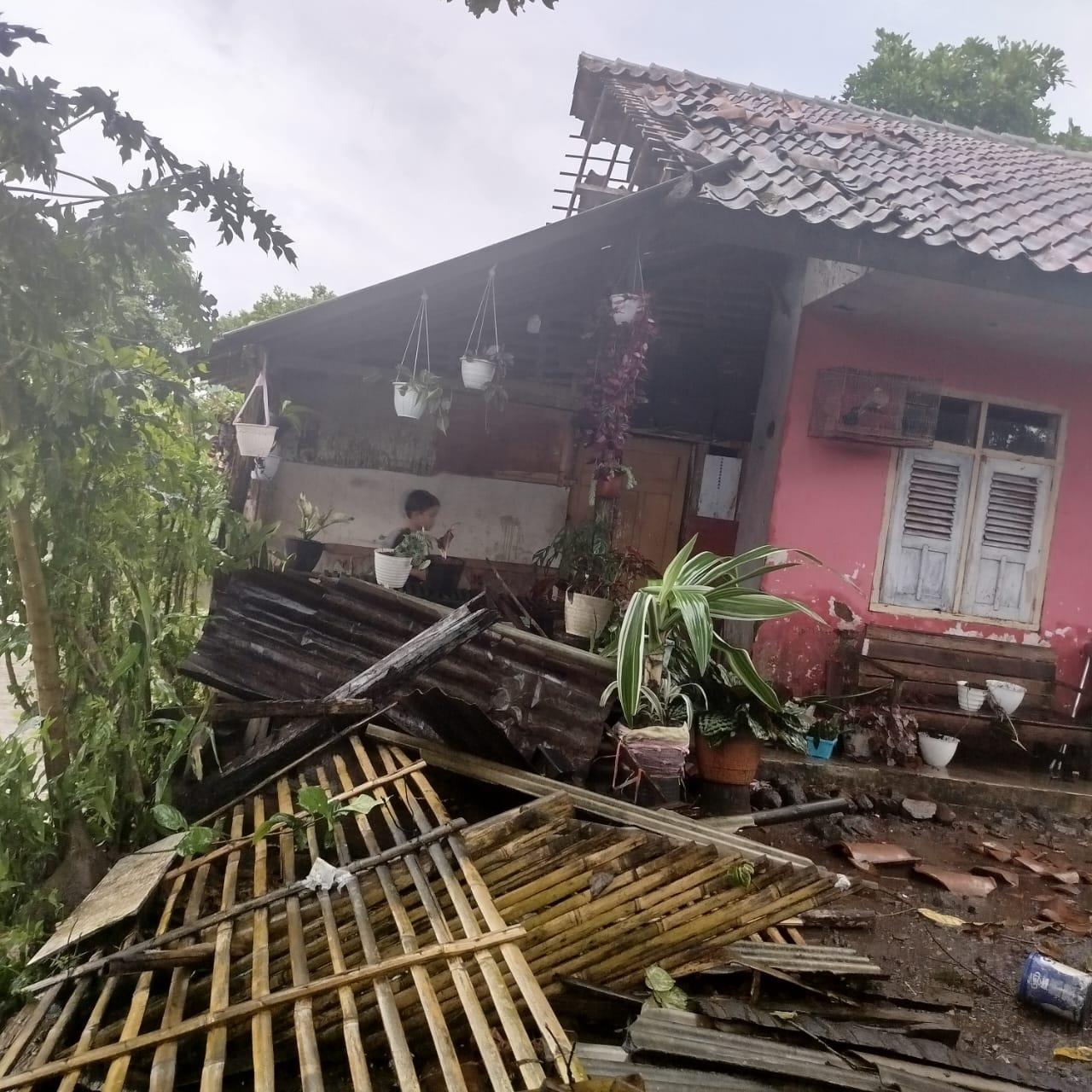Angin Puting Beliung Terjang Tasikmalaya, Puluhan Rumah Rusak dan Pohon Bertumbangan