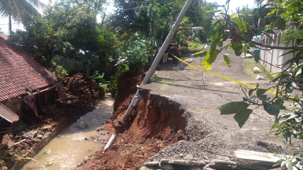 Tebing Longsor di Perum PIP Cijantung Ciamis Timbun Sungai, Banjir Rendam Enam Rumah di Pesantren