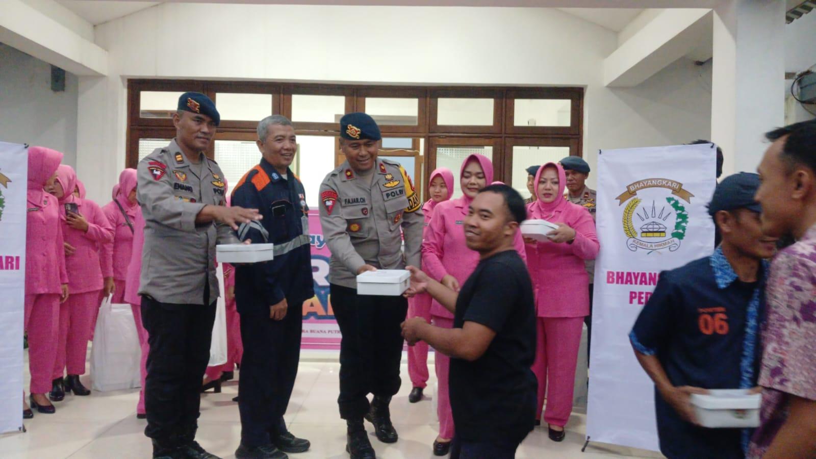 Brimob Batalyon D Beserta Bhayangkari Bagikan Takjil dan Makan Gratis di Area Stasiun Tasikmalaya