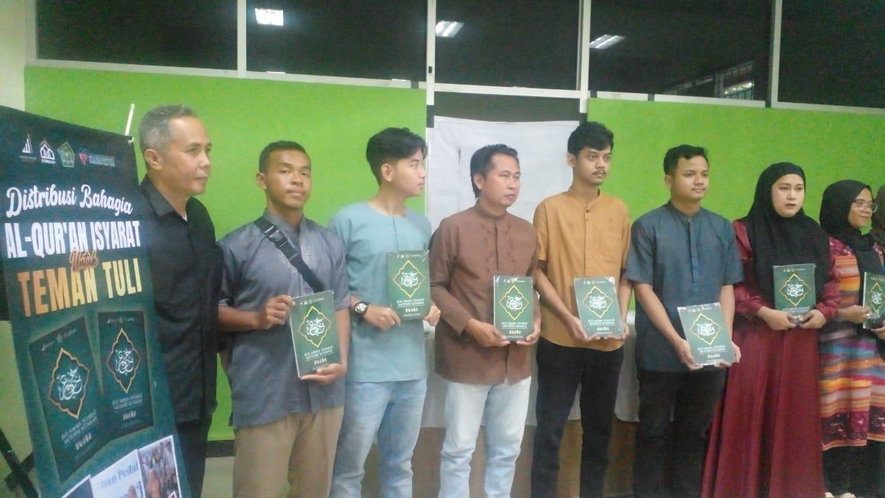 MMB dan ESQ Kemanusiaan Bagikan Al-Qur'an Mushaf Isyarat untuk Penyandang Disabilitas Dengar di Ciamis