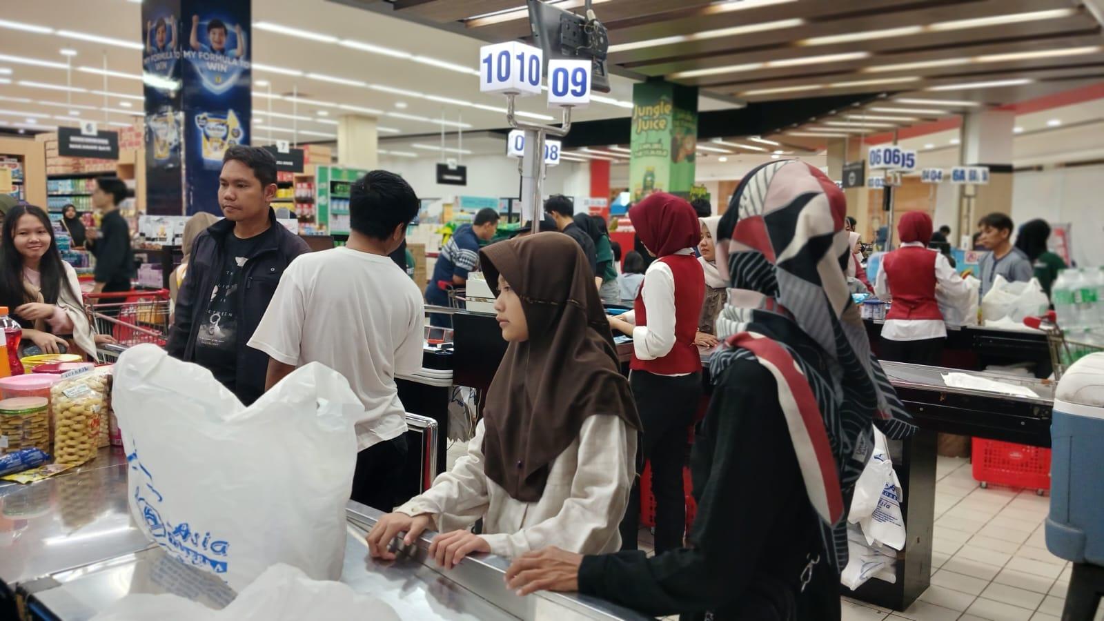 Jelang Lebaran, Plaza Asia Tasikmalaya Dipadati Pengunjung yang Berburu Pakaian dan Kebutuhan Pokok