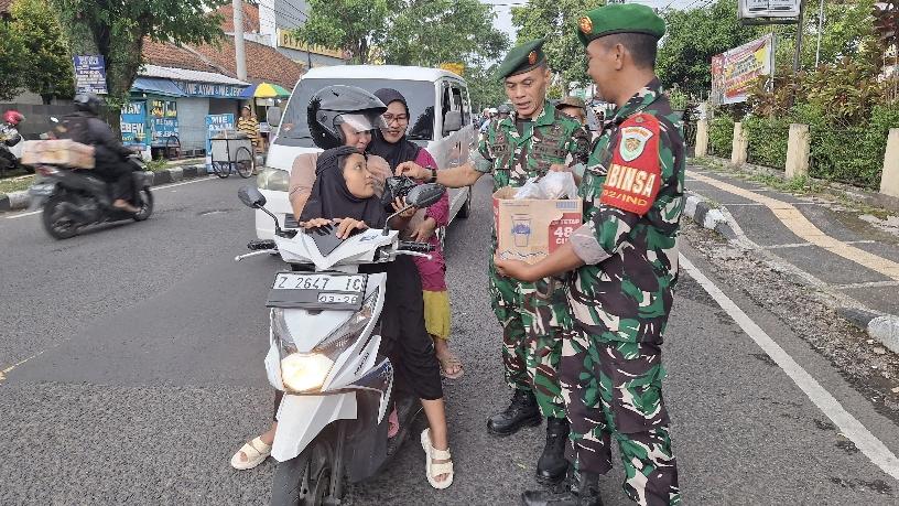 Koramil 1202 Indihiang Berbagi Takjil Gratis, Wujud Kepedulian di Bulan Ramadhan