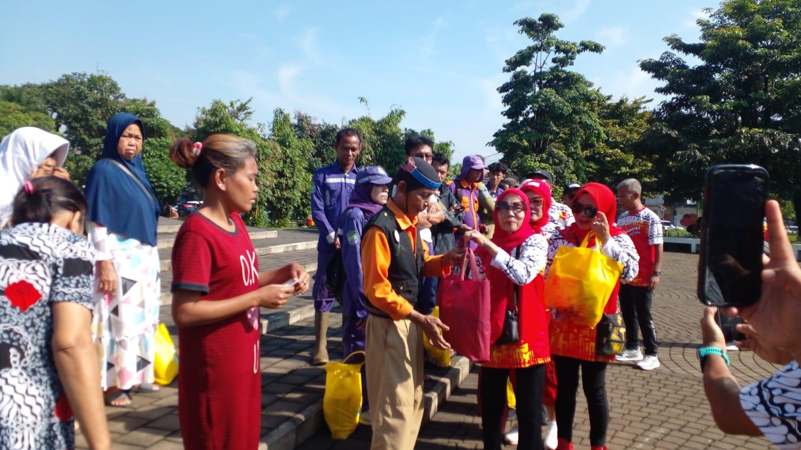 KJR Tebar Kebaikan Ramadhan, Bagikan Paket Sembako untuk Pasapon di Ciamis