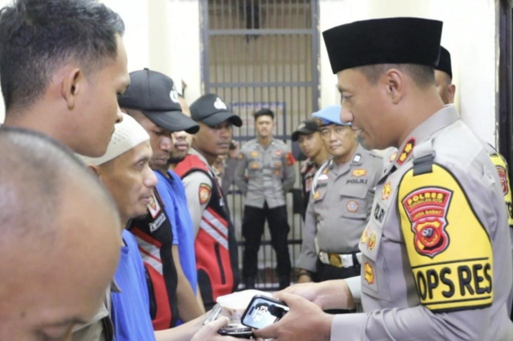 Kapolres Tasikmalaya Kota Berbagi Makanan Berbuka untuk Para Tahanan di Mapolres