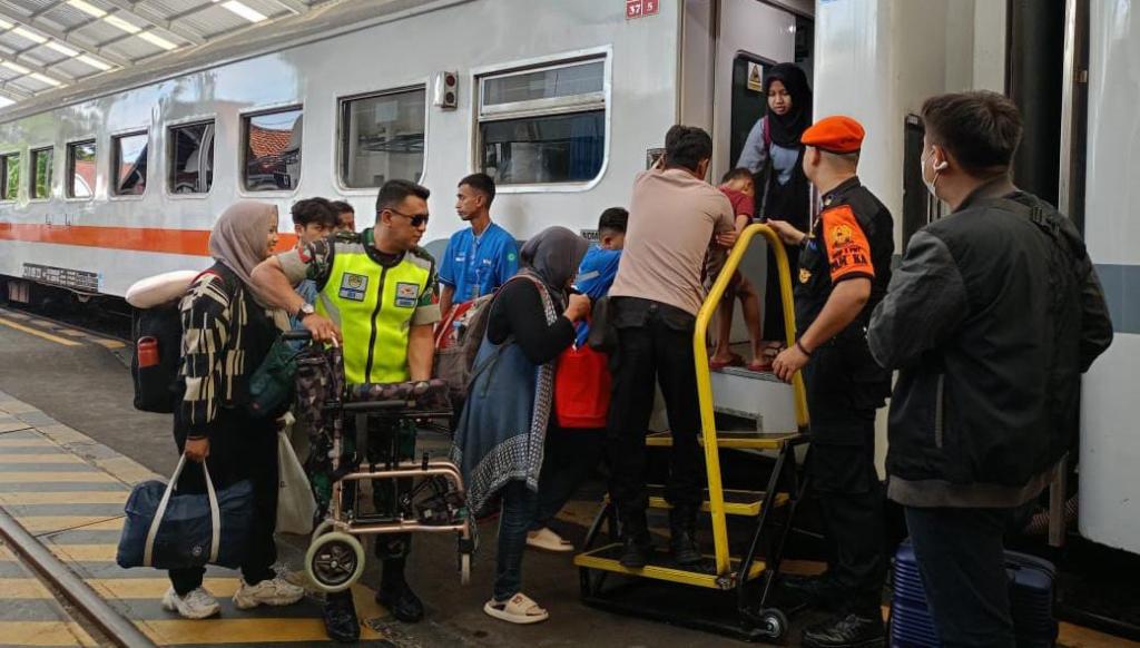 Aksi Sigap TNI-Polri di Stasiun Tasikmalaya Bantu Anak Disabilitas Naik Kereta