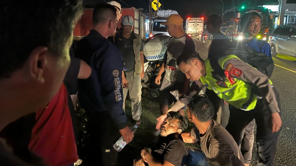 Dua Anggota Tim Urai Satlantas Polres Tasikmalaya Kota Evakuasi Pemudik yang Pingsan saat Mengemudi