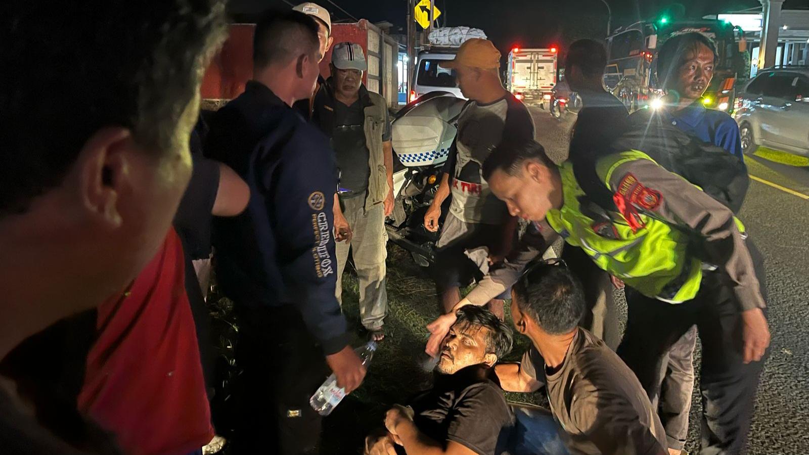 Dua Anggota Tim Urai Satlantas Polres Tasikmalaya Kota Evakuasi Pemudik yang Pingsan saat Mengemudi