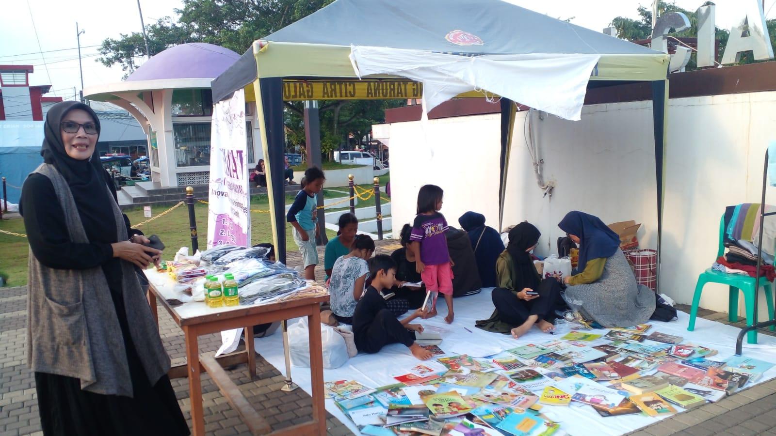 Ngabuburit Seru di Ciamis: Baca Buku 15 Menit, Pulang Bawa Sembako atau Baju Lebaran