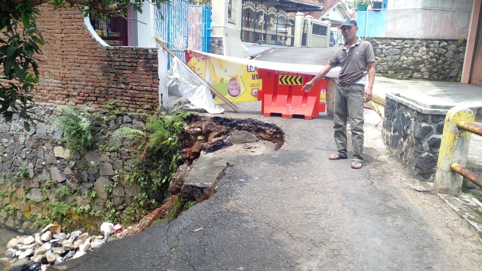 Jembatan Cikumetir di Ciamis Longsor, Akses Jalan Alternatif Terputus