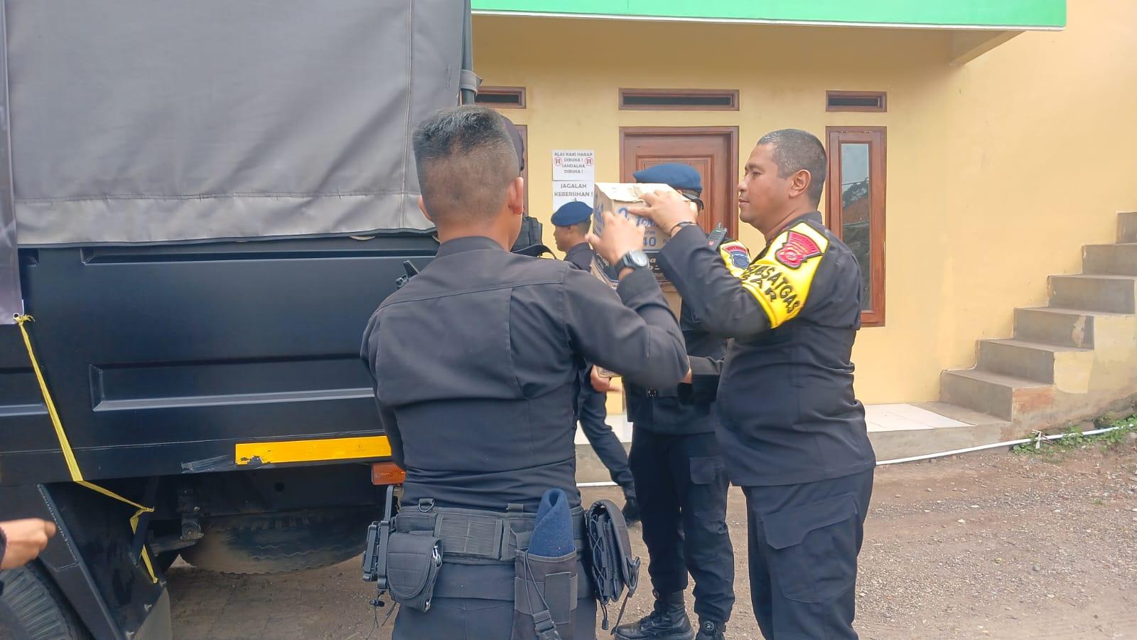 Brimob Batalyon D Polda Jabar Salurkan Bantuan untuk Korban Pergerakan Tanah di Cineam Tasikmalaya