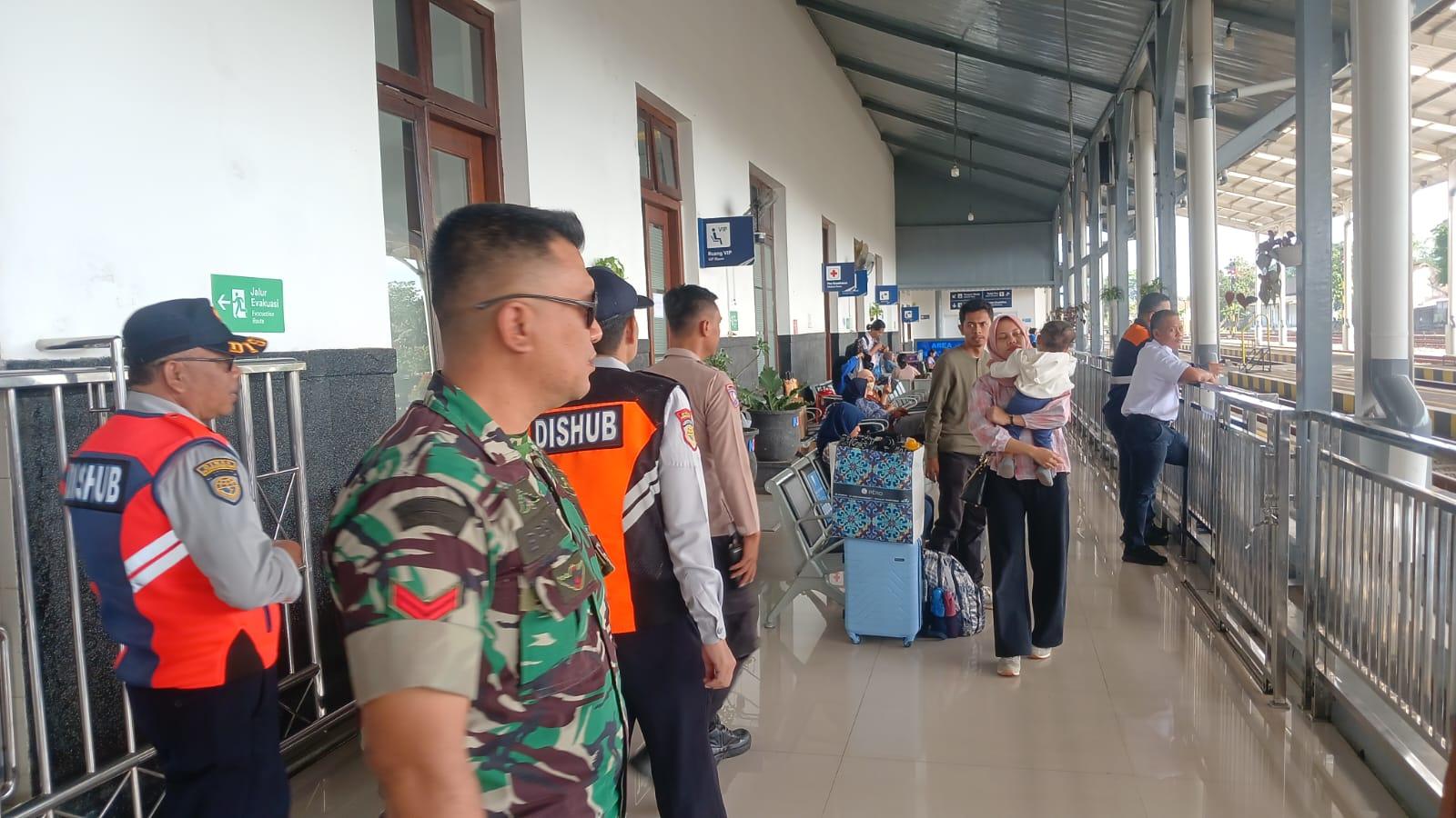 Petugas Gabungan Siaga di Stasiun Tasikmalaya, Pastikan Keamanan Pemudik